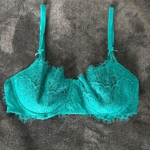 Victoria’s Secret unlined lace bra (wire in cups) size 32D NWOT